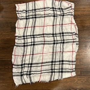 White viscose plaid scarf in designer-like style. One size.